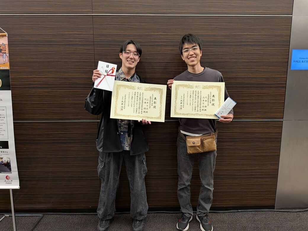 表彰状を手に笑顔を見せる（左から）山本さんと門田さん