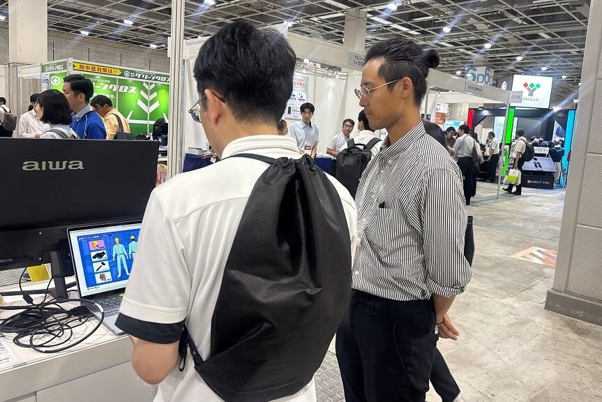 メタバース教育ゲームを体験する来場者