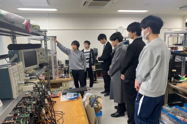 ラボツアーの様子