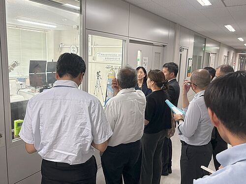 機器遠隔体験の分析装置見学