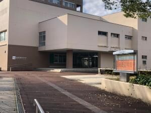 講義棟前花壇内に設置された大学基金寄附銘板の遠景