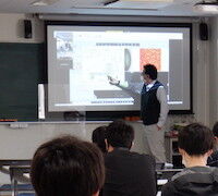 機器の遠隔操作システムを活用した講義の様子1