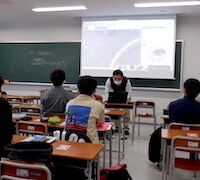 機器の遠隔操作システムを活用した講義の様子1