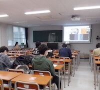 機器の遠隔操作システムを活用した講義の様子2