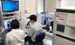 遠隔システムを用いた機器講習の様子