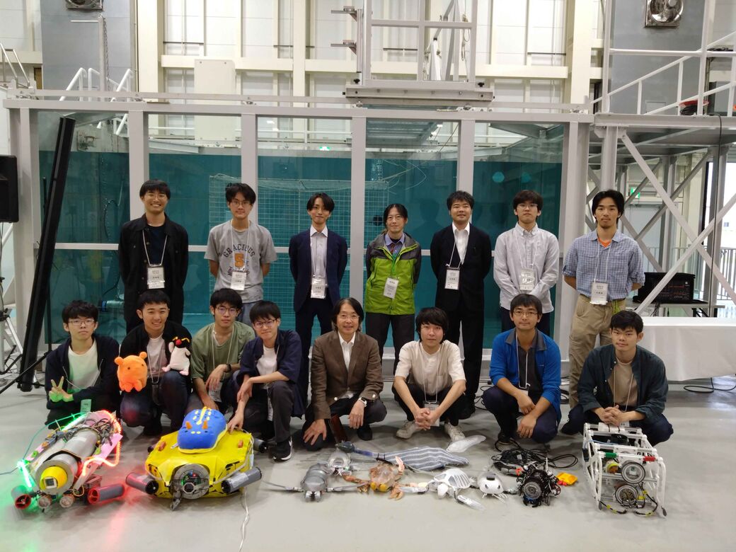 図2 水中インフラ点検・レスキューロボットの競技化に向けたデモ（協力チームの皆さんと）